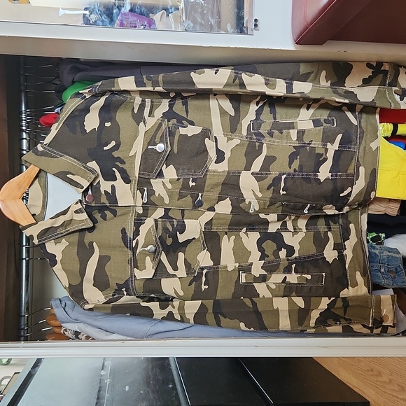 NEW! CAMO DENIM JEAN JACKET SIZE MEDIUM - Picture 2 of 4